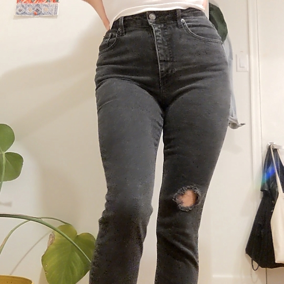 Black skinny jeans with tasteful hole - Picture 2 of 3